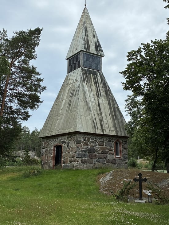 Nous visitons d’abord son église,  très simple.