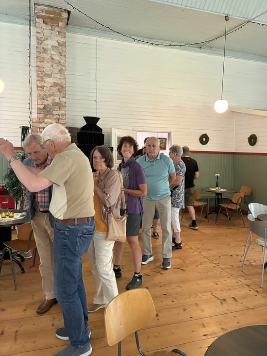 Nous nous inscrivons au repas et faisons sagement la queue.