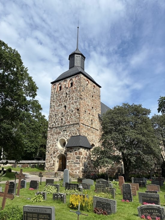 Le bourg rayonne par son église…. Et par rien d’autre.