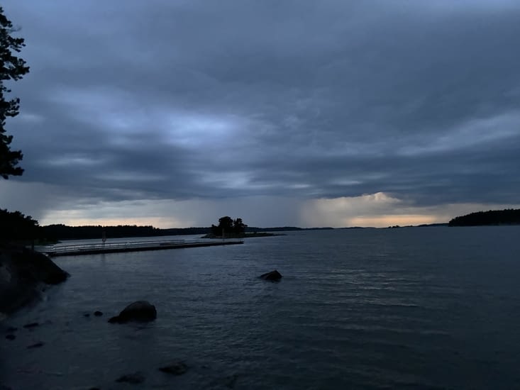 Retour du concert à minuit et calme sur le bivouac.. Mais l’orage menace au loin.