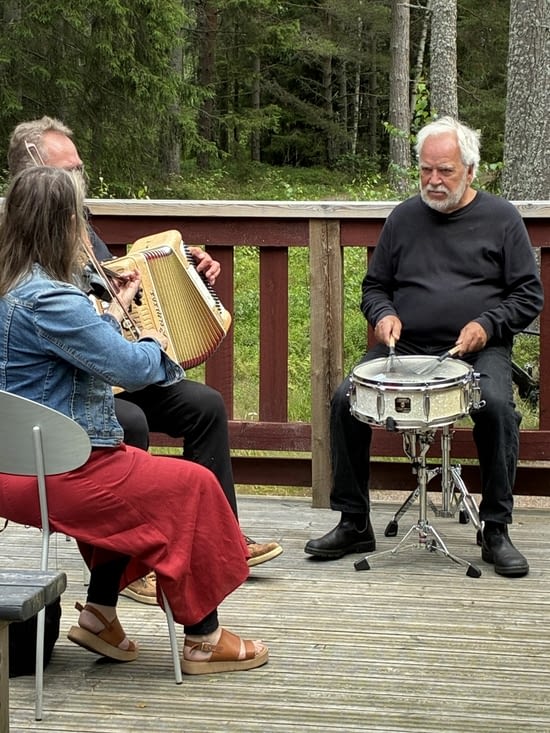 Comme de juste, un petit orchestre local accompagne les agapes.
