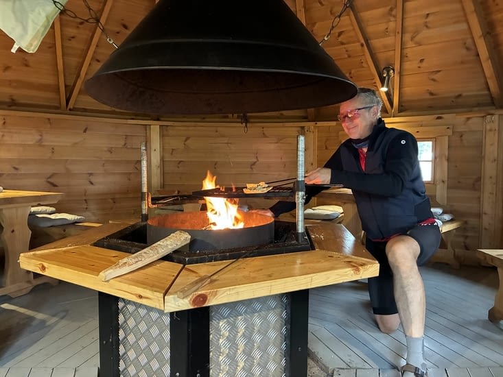 Petit déjeuner dans le laavu du camping….