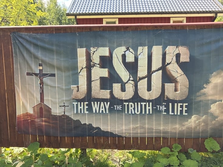 Dans la campagne, certains affichent devant leur maison qu’ils ont trouvé le chemin.