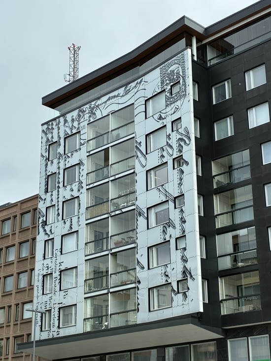 Et avant de quitter la ville, un exemple de décoration architecturale contemporaine.