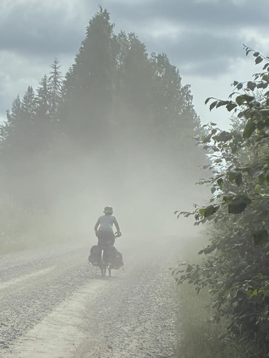 …. à accomplir sur une route en graviers.