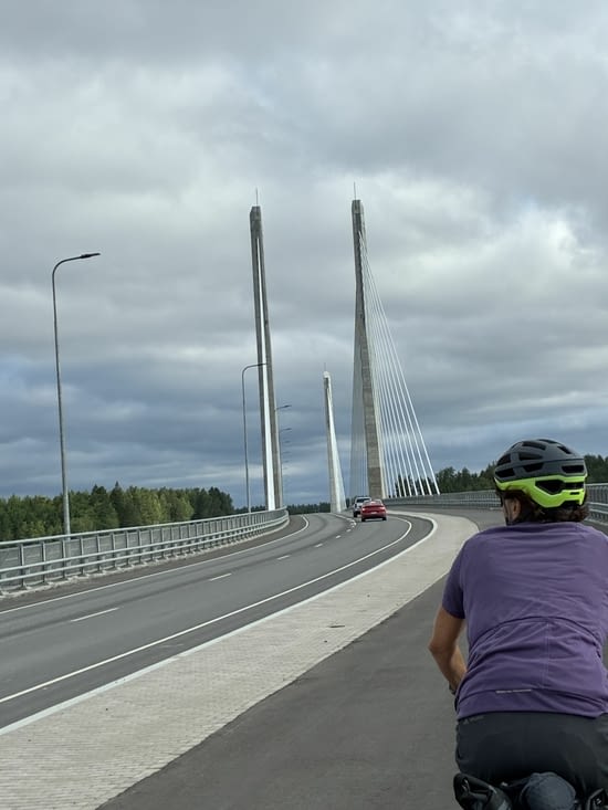 Lundi 13 au matin, les routes pour entrer à Turku n’ont pas le charme de celles des îles