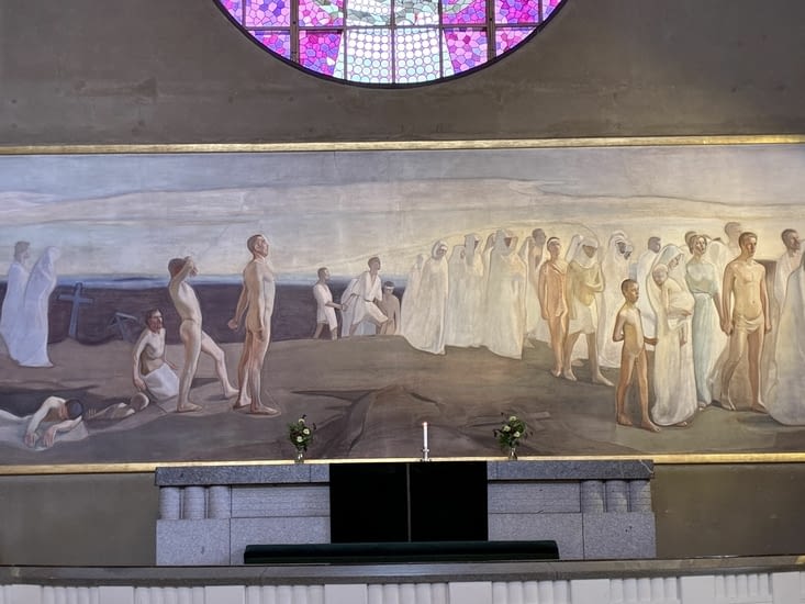 Symétrique de l’ange blessé, cette fresque de la Résurrection, au-dessus de l’autel.