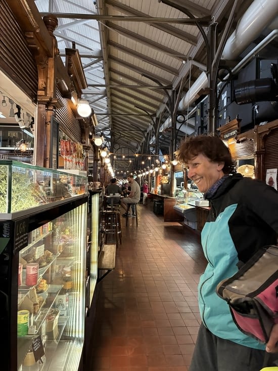 En attendant le train, une pause dans les anciennes halles rénovées de Turku