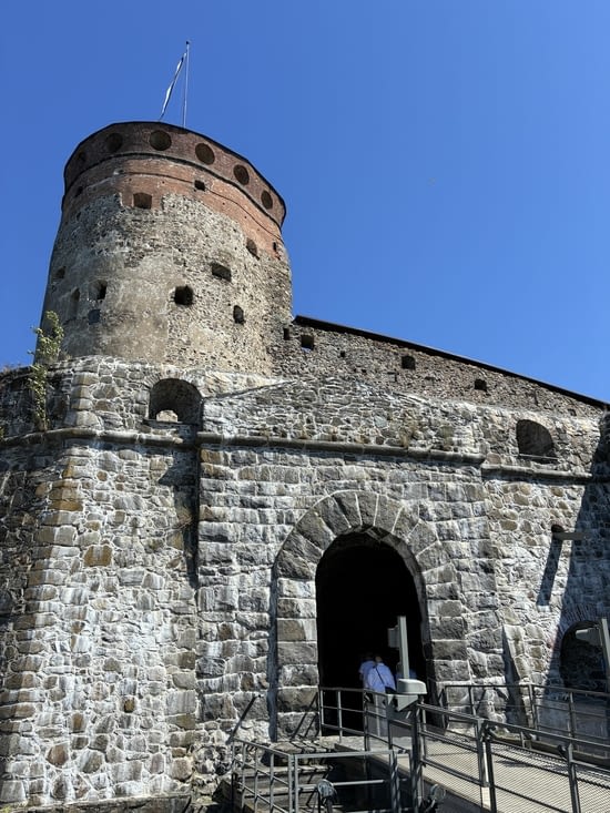Ainsi s’explique la forteresse.