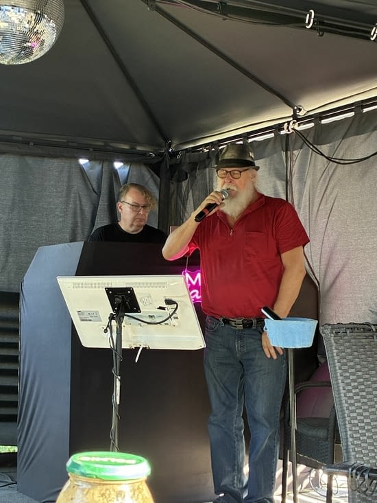 Des gens de Sulkava chantent tour à tour des chansons…
