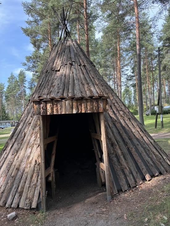Un tipi en bois permet de se protéger en cas de pluie et de faire du feu.