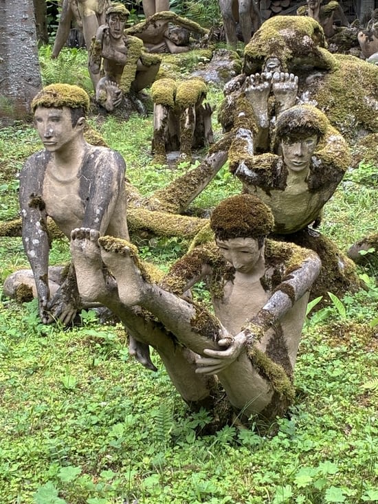 Chacune des statues est posée sur un socle en pierre.