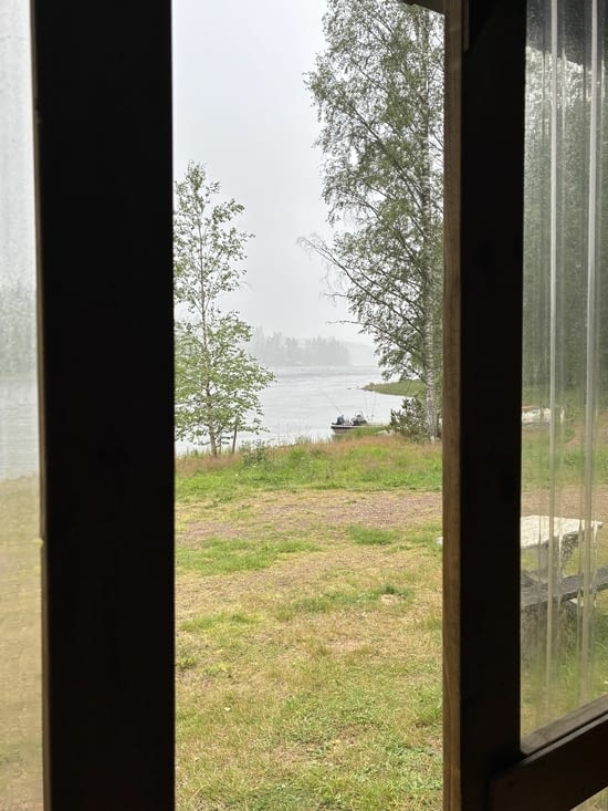 Alors que dehors la pluie s’accroît.