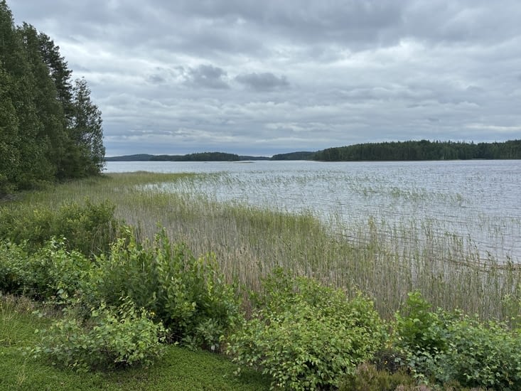 Après avoir quitté notre Laavu, nous commençons par une petite baignade dans le lac…