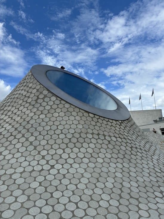 Près des étranges méandres architecturaux du musée d’art contemporain.