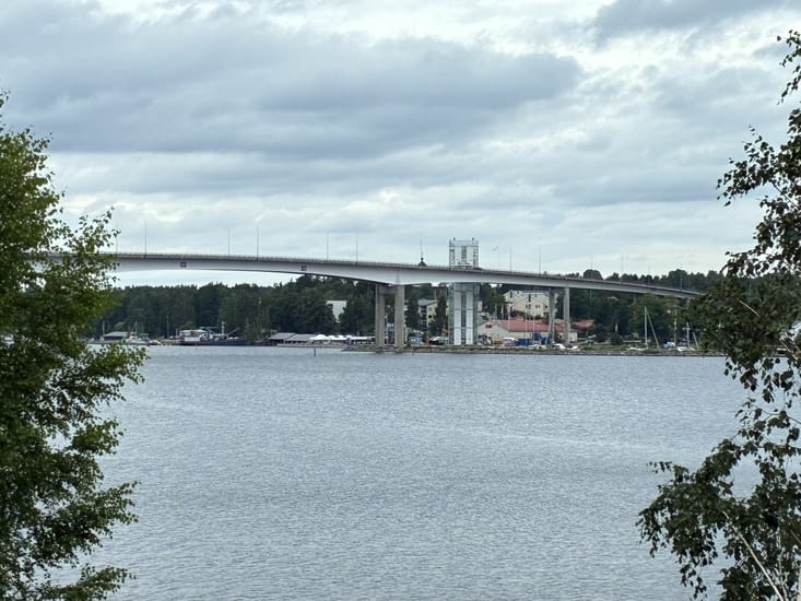 Nous revenons à Puumala avec son grand pont et son ascenseur accroché au pont.