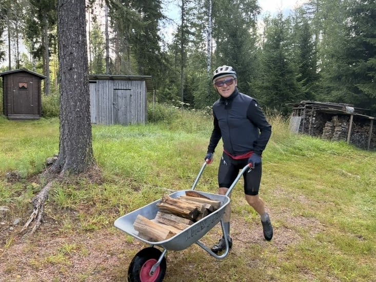 … sans omettre de refaire la réserve de bois pour les suivants !