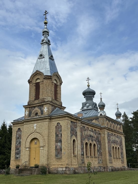 À la faveur d’une embellie, nous nous arrêtons dans une église orthodoxe
