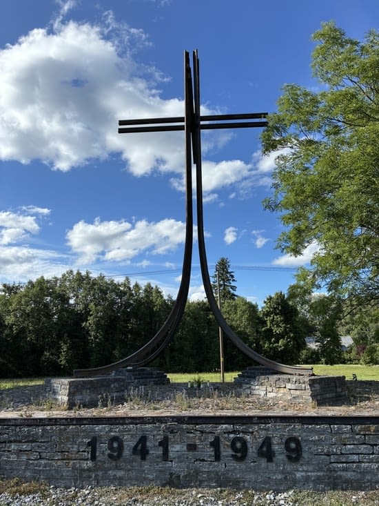 Ce monument en forme de croix construite avec des rails rappelle cette horreur.…