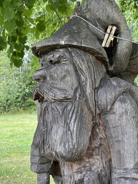 Île sauvage peuplée d’antiques habitants.