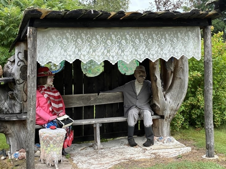 Des habitants semblent attendre le bus depuis longtemps.