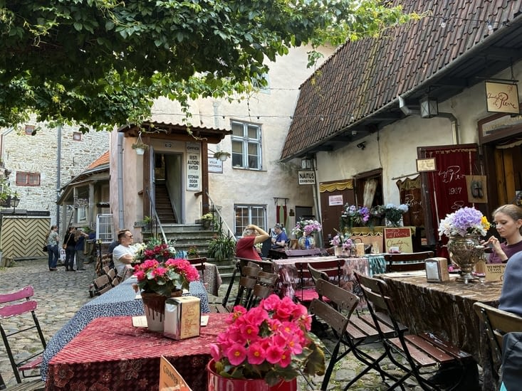 Nous allons directement, aimantés par la nostalgie, au Café de Pierre….