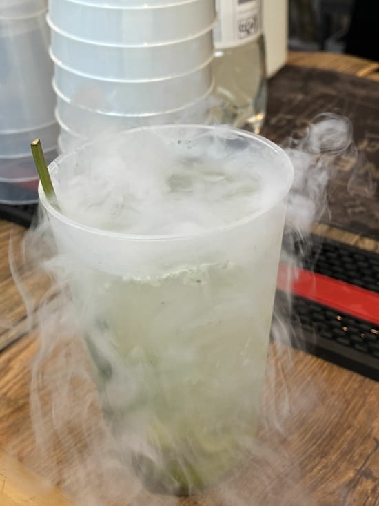 Et à cette fête nous nous dopons avec d’étranges potions avant d’aller dormir..