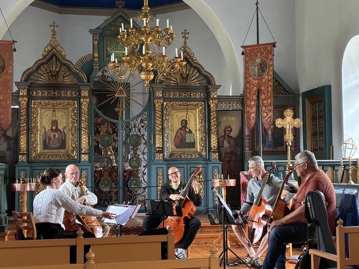 Et divine surprise, un ensemble de musique baroque est en train de répéter