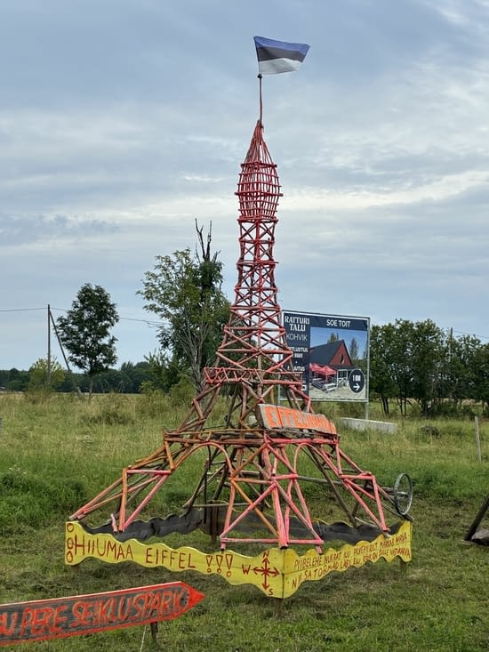 Mais elle s’attache aussi à la modernité : ils ont leur Tour Eiffel.
