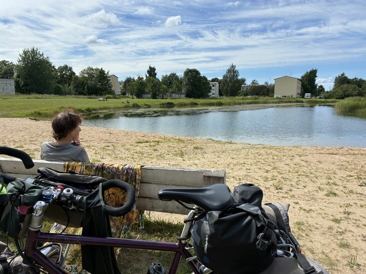 L’étang est petit mais il est propre. À l’eau !