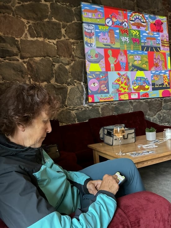 Doté d’une cafétéria dont les fauteuils sont confortables.