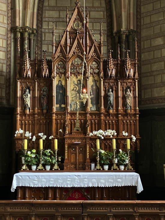 Ici un retable apparemment gothique flamboyant, mais en fait il s’agit de néogothique
