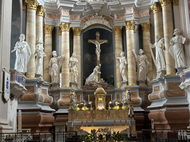 Avec un chœur très romain. On songe à certaines églises du Vatican.