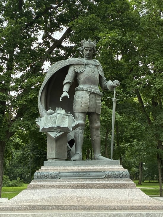 … cette statue toute récente (2023) du Grand duc Alexandre Jagellon.