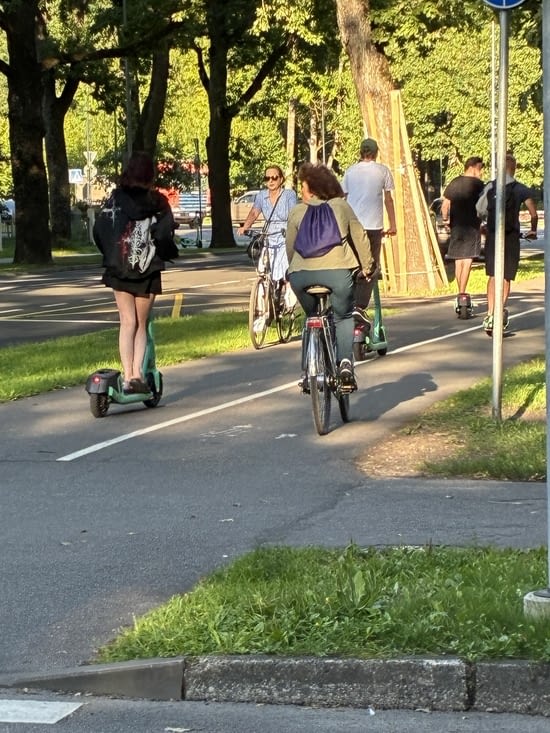Enfin, au terme d’une étape de 123 kms, nous entrons dans Pärnu. …