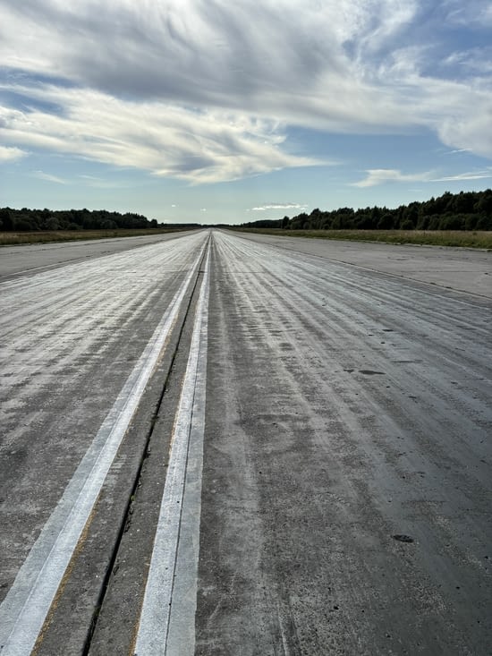 La piste abandonnée semble sans fin.