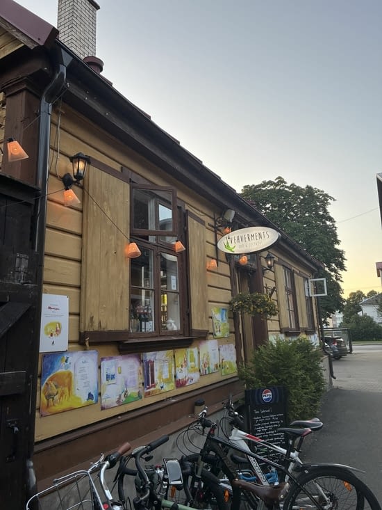Avec ses restaurants à l’ancienne.