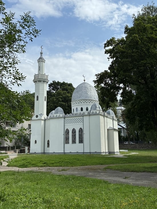 Sur le chemin nous voyons aussi la mosquée de la ville.