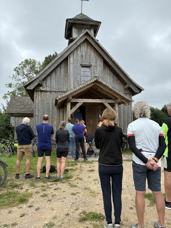 En ce dimanche 2 août, nous sommes surpris de voir en pleine campagne une petite chapelle
