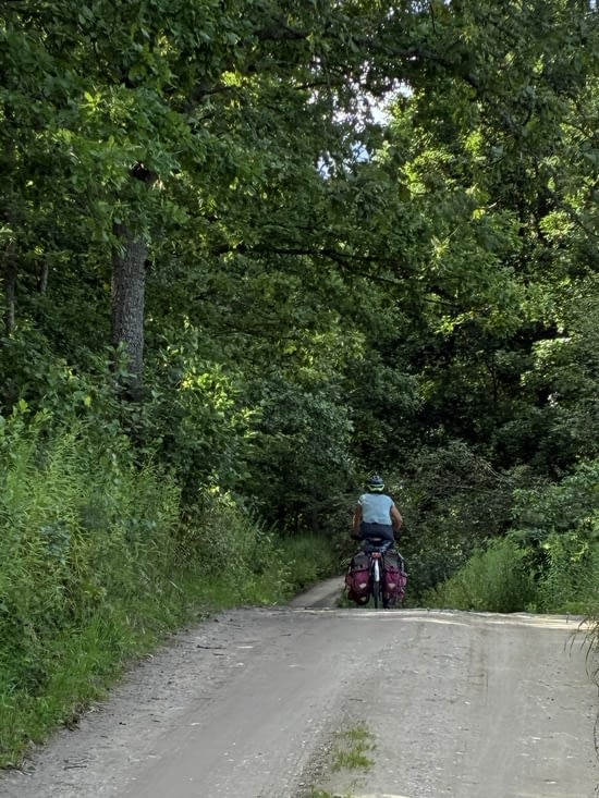 Nous nous enfonçons toujours plus profondément dans la campagne.