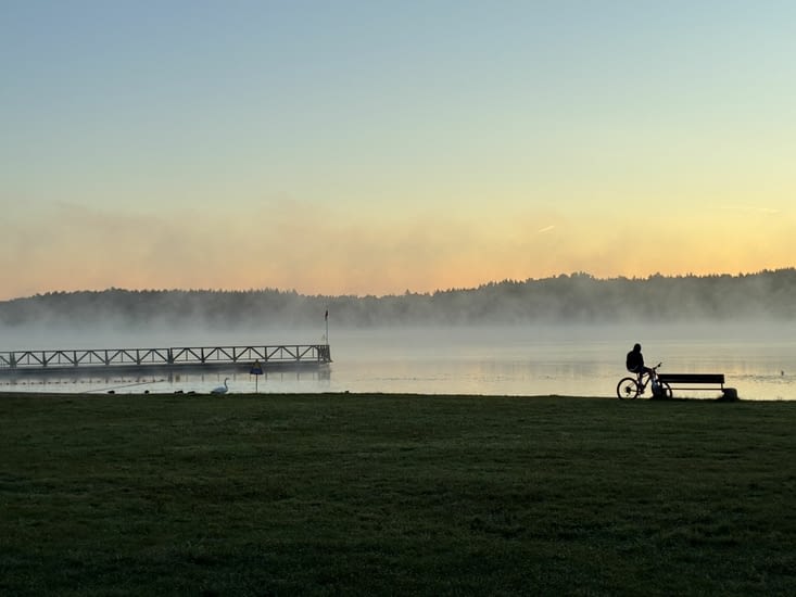 Au petit matin (il est cinq heures).