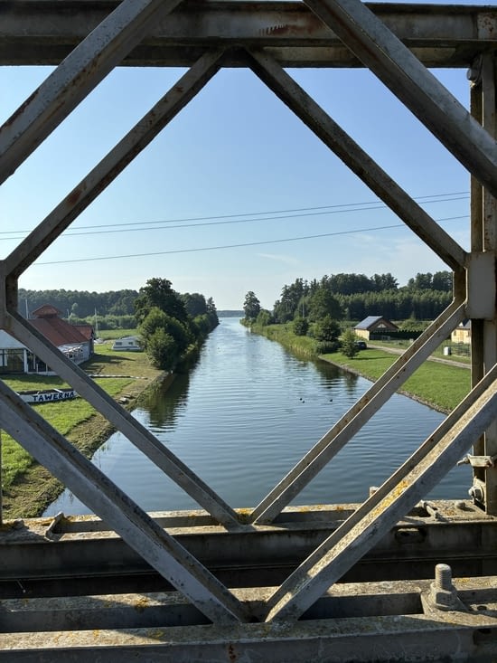 Matin radieux du 5 août, nous passons sur un des nombreux canaux…