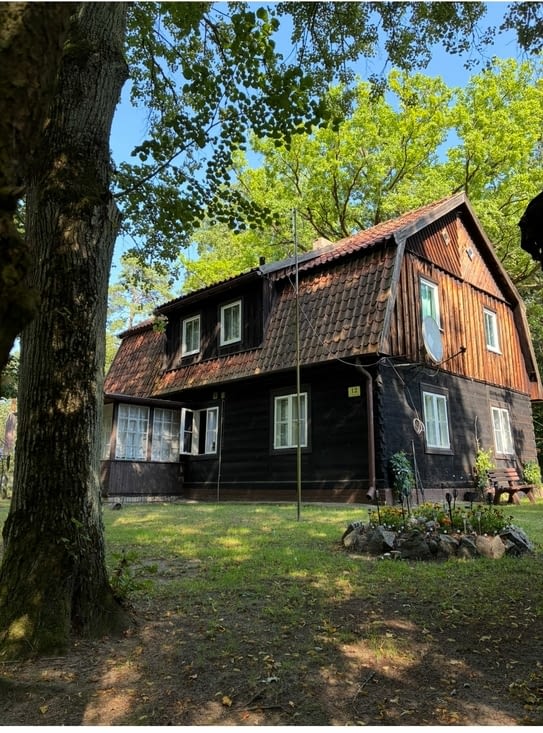 Dans une campagne remplie de maisons traditionnelles en bois.
