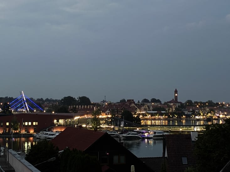 Nous sommes à Mikolajki, que voici à la nuit tombante.