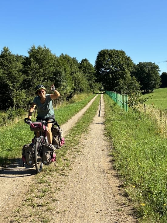C’est à nouveau une voie ferrée qui nous trace le chemin….