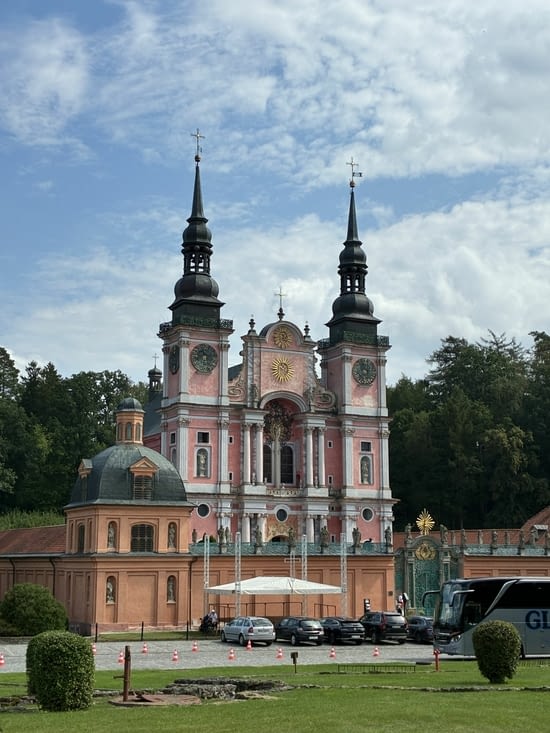 En fait il s’agit de la Basilique mineure de la Visitation de la Bienheureuse Vierge Marie