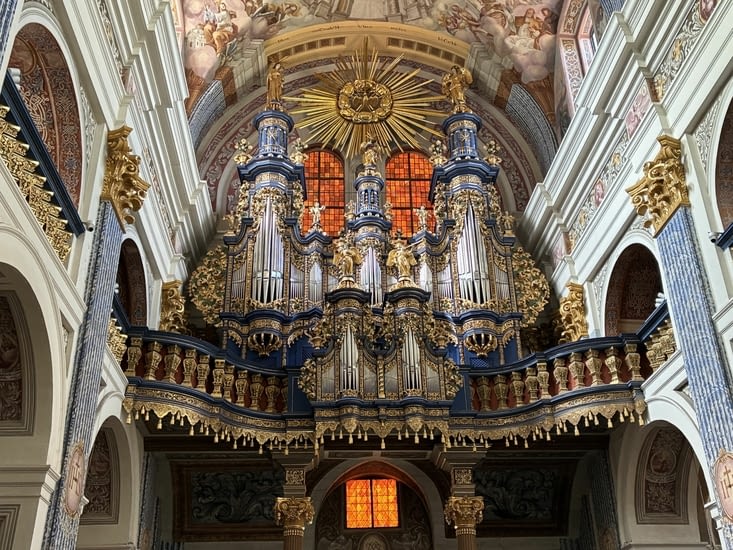 Ses orgues monumentaux, dont les anges musiciens sont mobiles, sont très réputées.