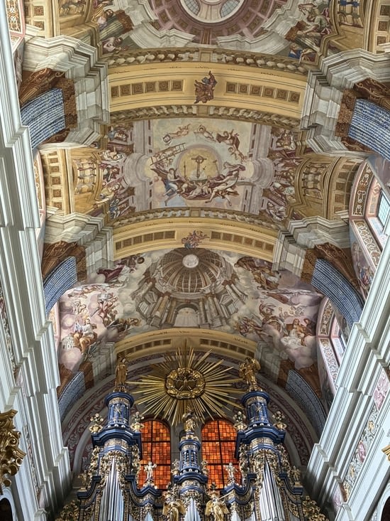 …. et les extraordinaires peintures de plafond de Maciej Jan Meyer.