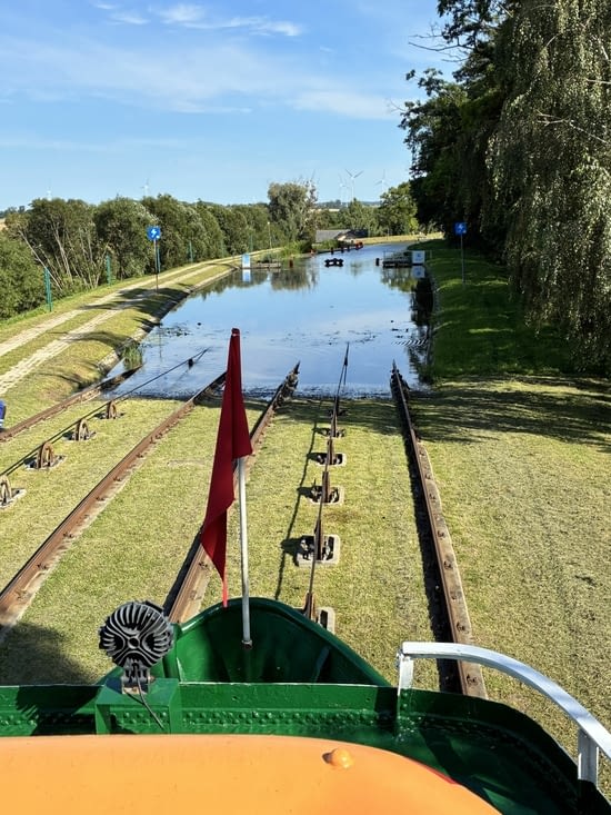 …. et arrivé en haut, il retrouve le canal….
