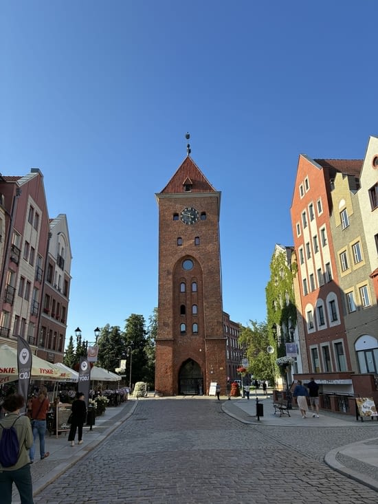 …. et la Porte du marché (XIVe), qui faisait partie des remparts